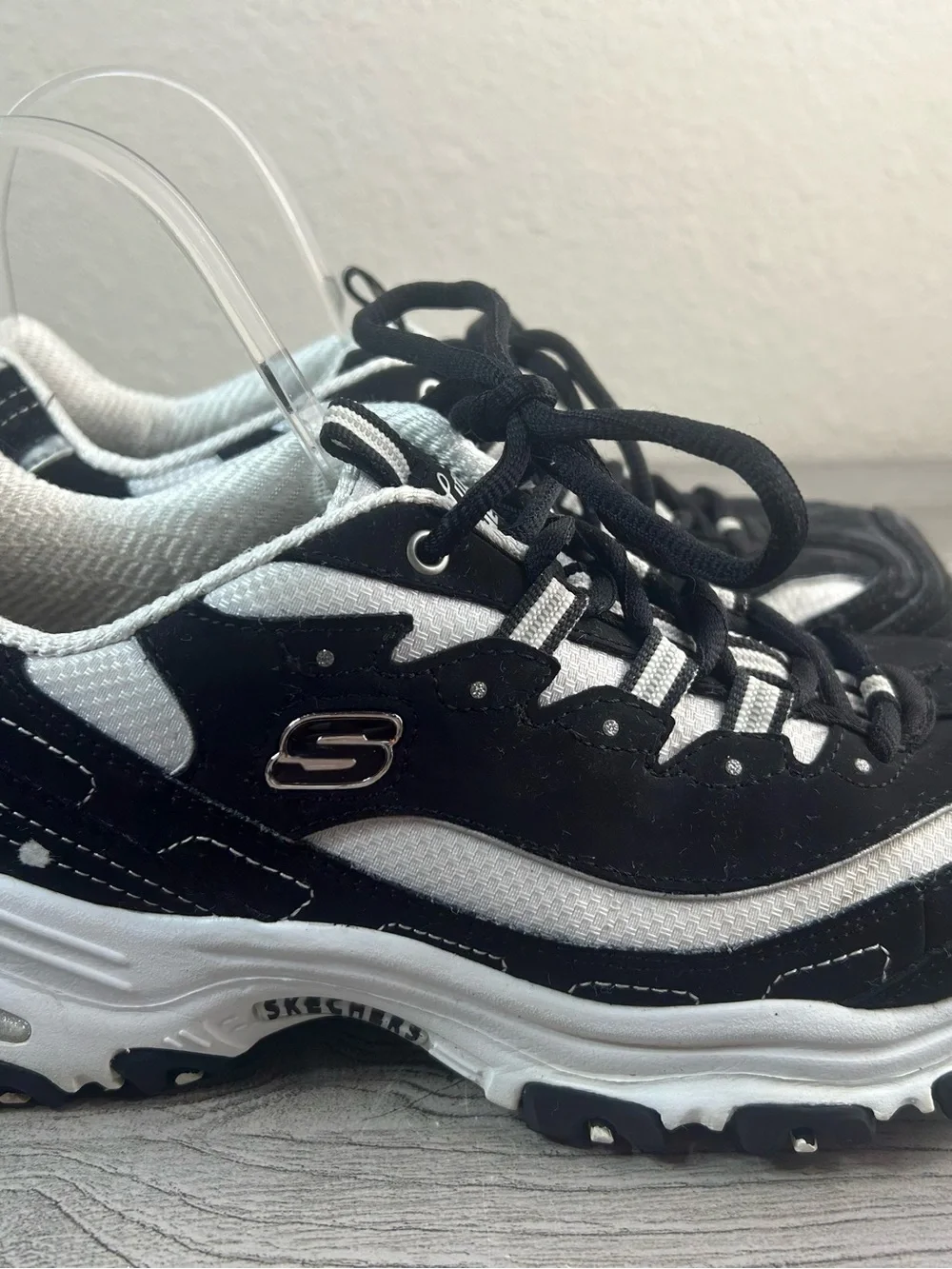 Skechers D’Lites  Women’s Black and White Athletic Sneakers Shoes Comfort Size 9